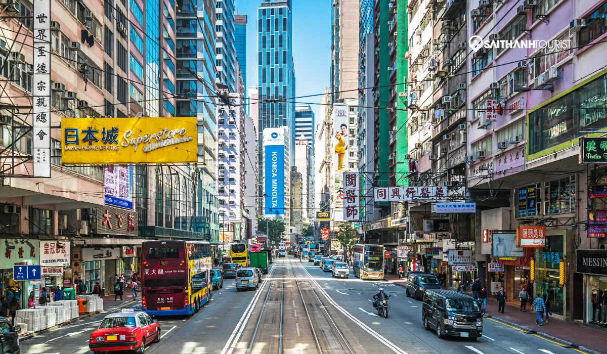 Đường phố Hong Kong về đêm với xe bus hai tầng và biển quảng cáo sôi động