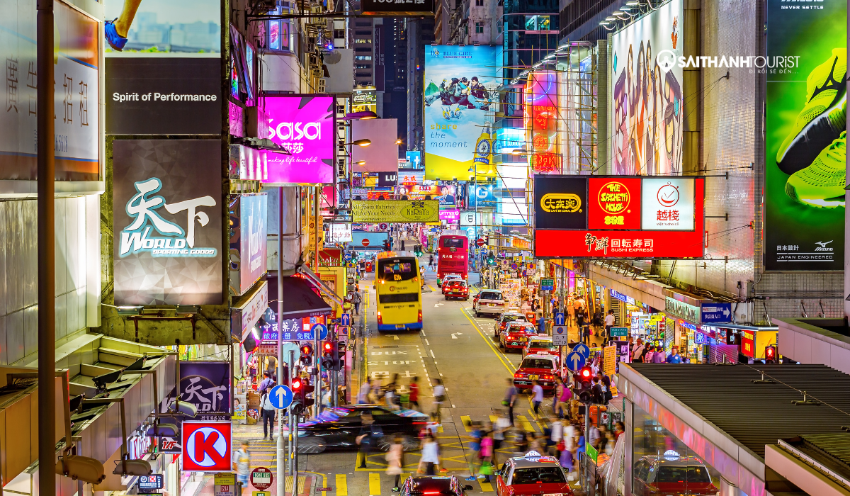 Đường phố Hong Kong ban ngày nhộn nhịp với xe bus hai tầng và các tòa nhà cao tầng