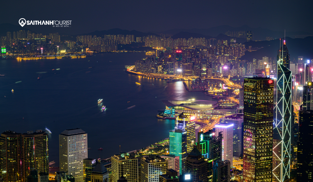 Toàn cảnh Hong Kong về đêm nhìn từ trên cao với vịnh Victoria và những tòa nhà chọc trời