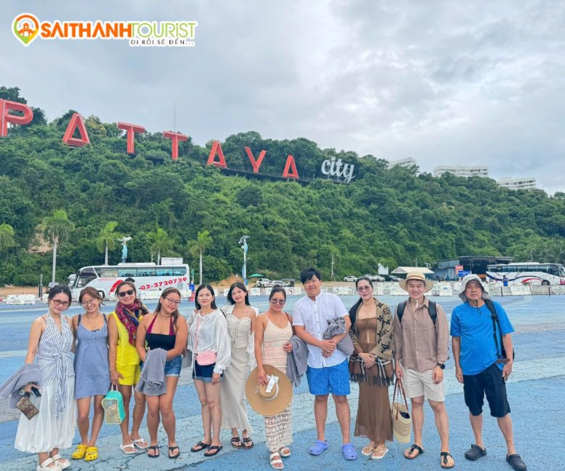 Đoàn khách check-in Pattaya City trong tour Thái Lan Bangkok Pattaya